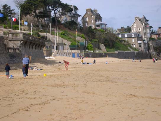  Plage bordée de remparts et de jolies villas